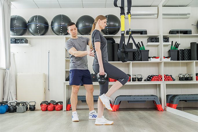 Physiotherapist-Andrius-Fedosejevas-strength-training Physiotherapist Andrius Fedosejevas coaching single leg deadlift exercise